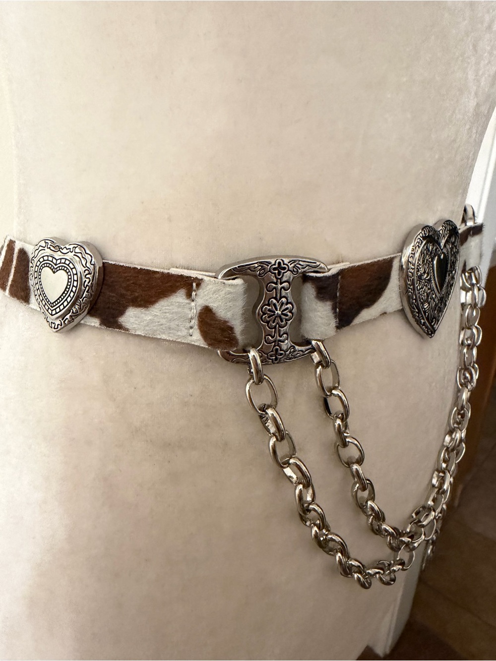 Haute Hippie Cow Print faux fur Hair-on-Hide Heart Chain Belt NWT - Picture 4 of 13